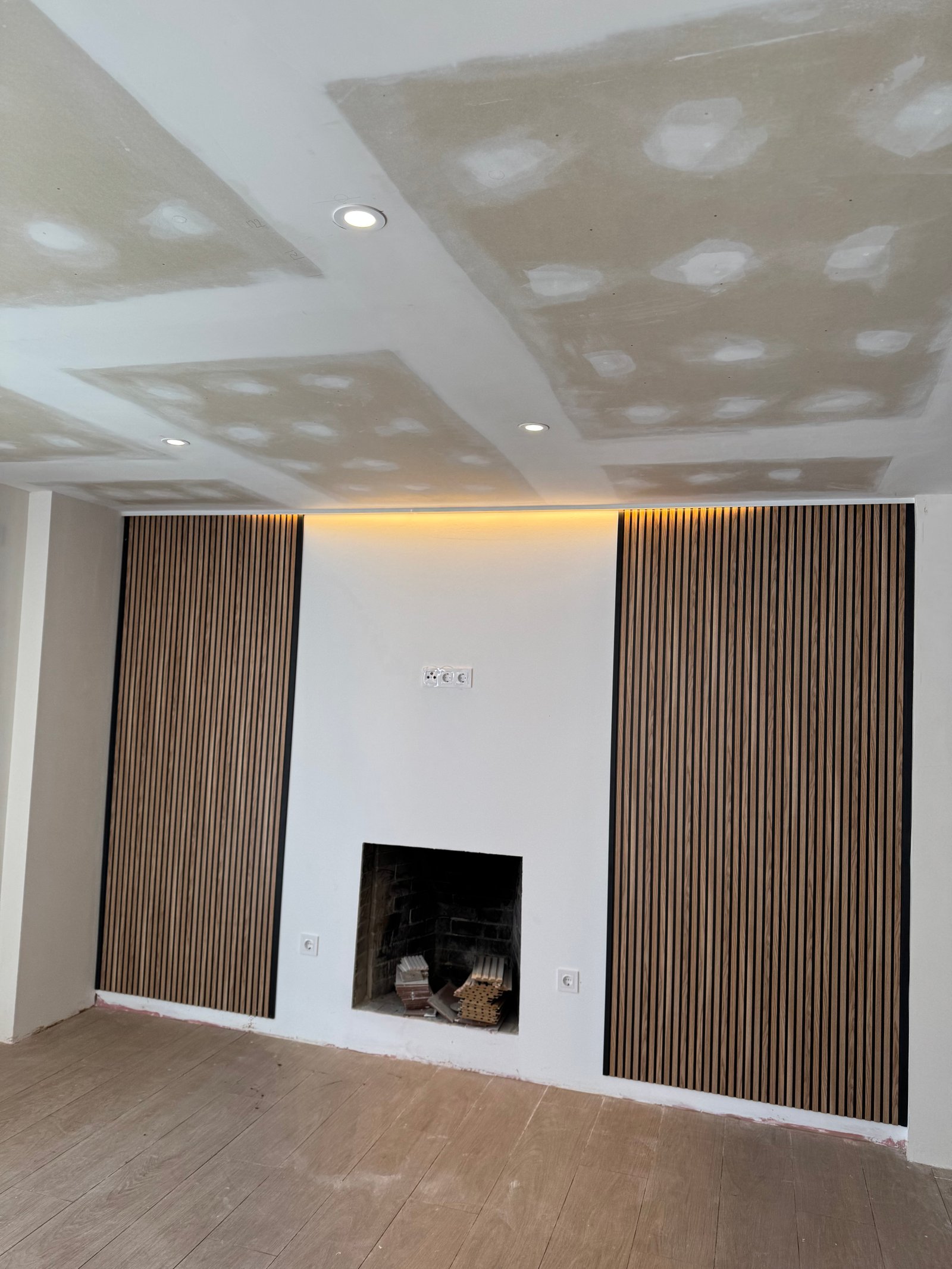 Panelado de lamas de madera con iluminación LED en un mueble de salón en Sevilla