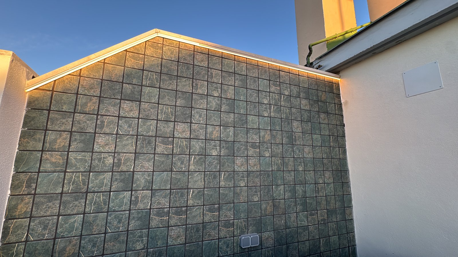 Revestimiento cerámico exterior con iluminación LED perimetral en una reforma en Sevilla