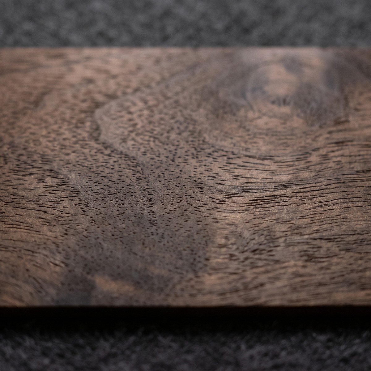 Madera de nogal oscuro utilizada en mobiliario a medida en reformas en Sevilla